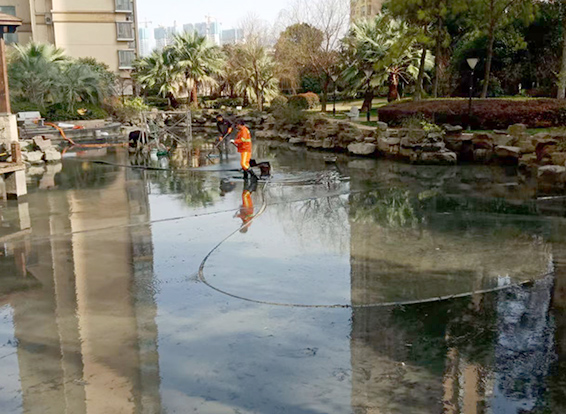 松滋景观池淤泥清理