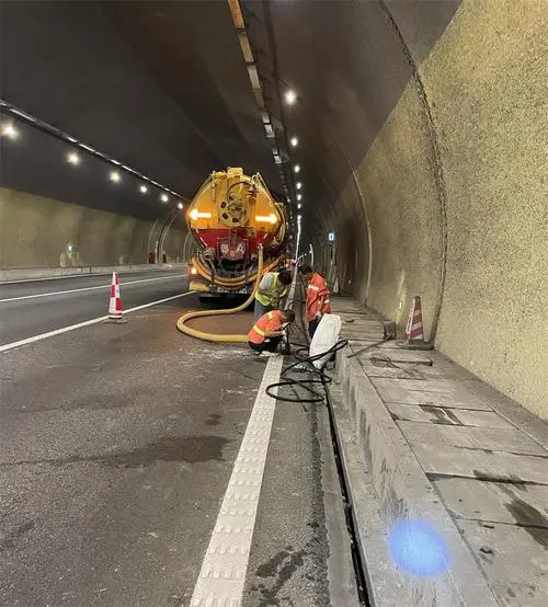 松滋隧道排水渠清淤